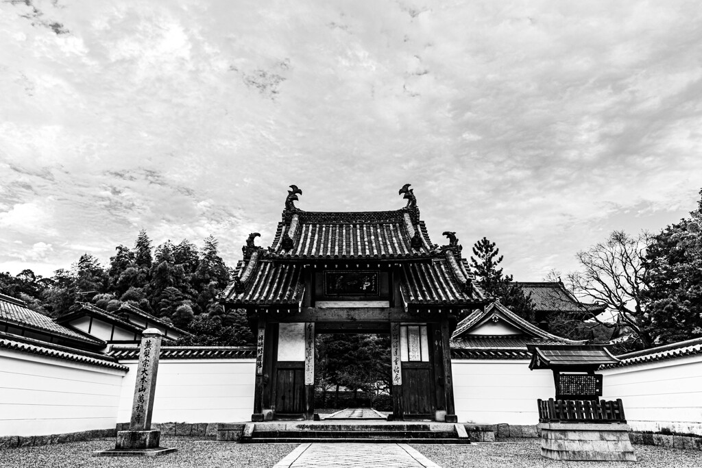 黄檗山萬福寺の総門を臨む。