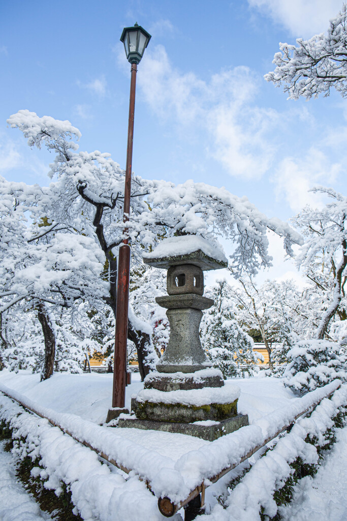 雪の境内で