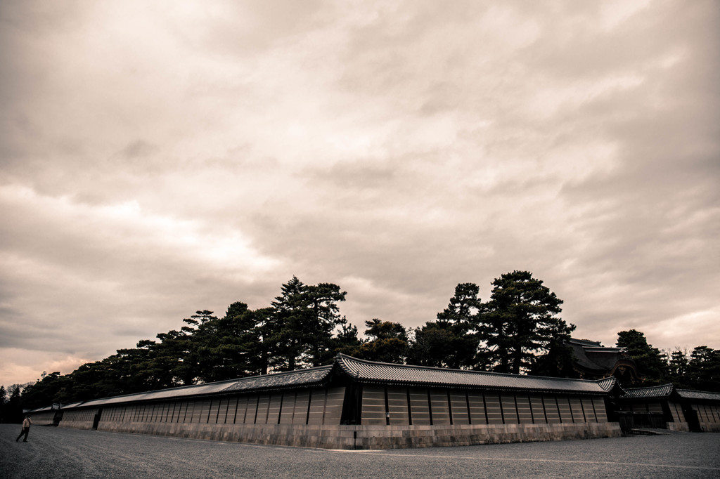御所の空