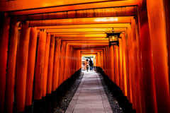 鳥居を抜ける。