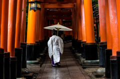 雨の鳥居で。