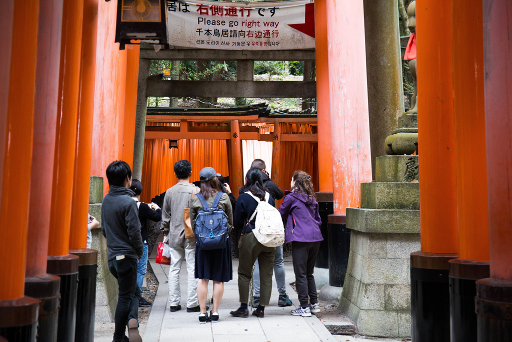 一旦停止、のち右側通行で。
