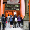 一旦停止、のち右側通行で。