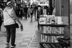 古書店前の往来 ①