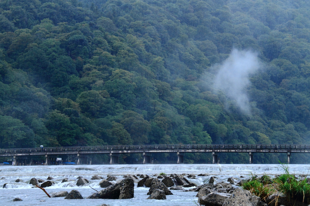 雨の渡月橋