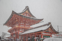 雪降る伏見稲荷楼門。