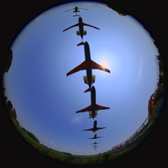 空を駆ける赤い翼