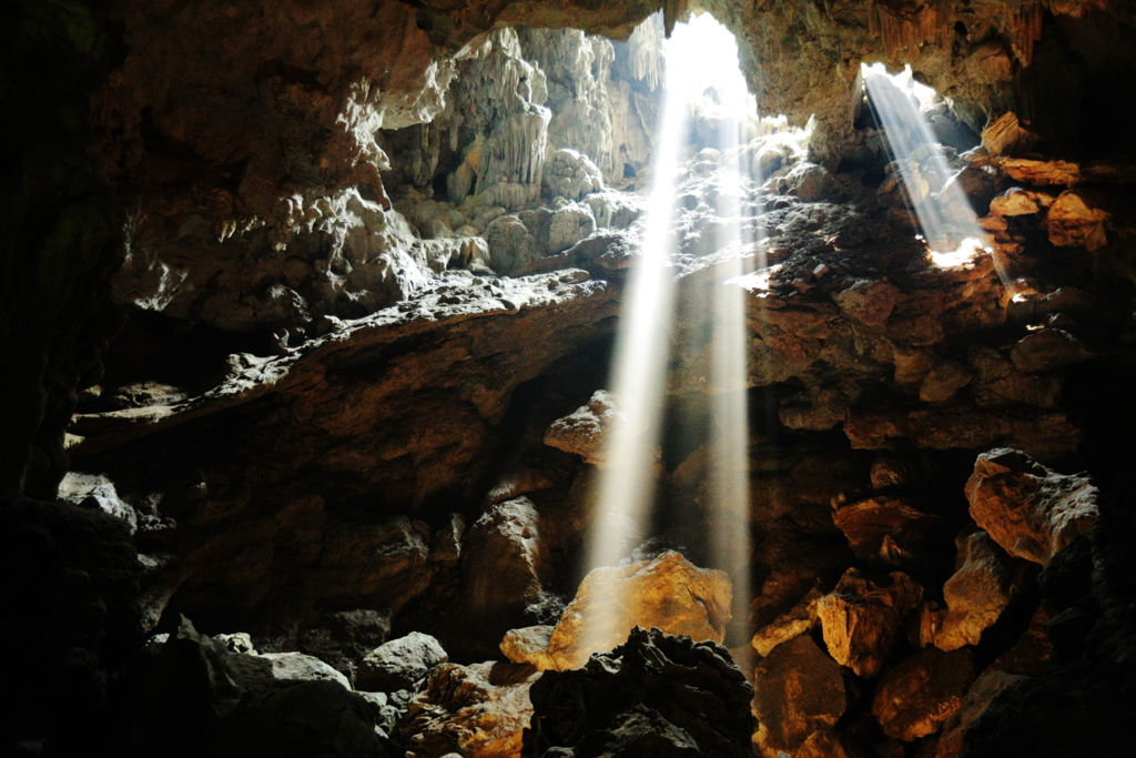 洞窟の光芒