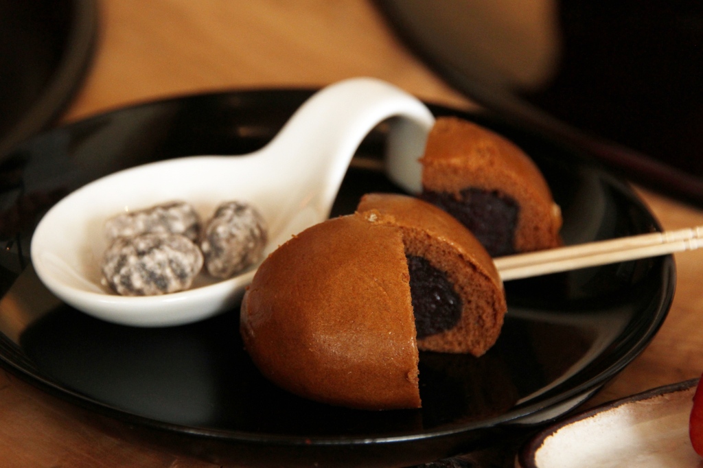 丹波の黒豆と黒糖饅頭