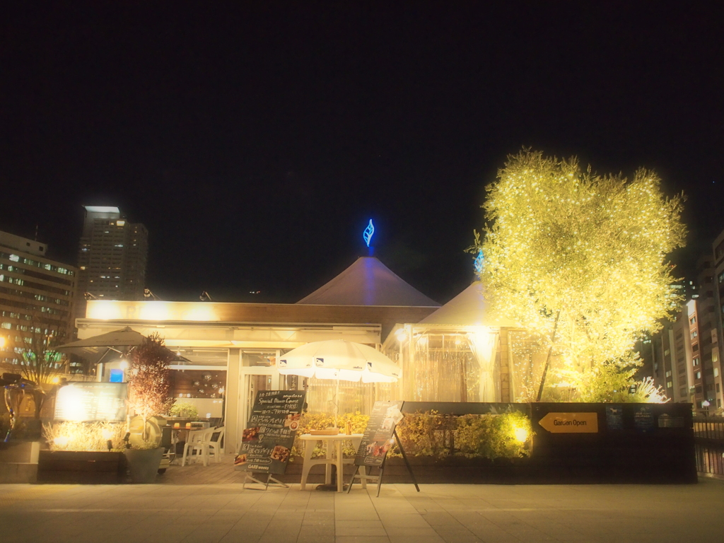 夜のカフェ