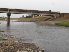 田舎の川に架かる橋