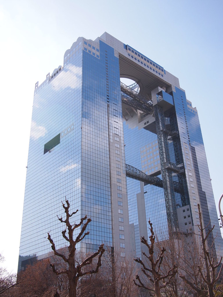 ビルにうつる空