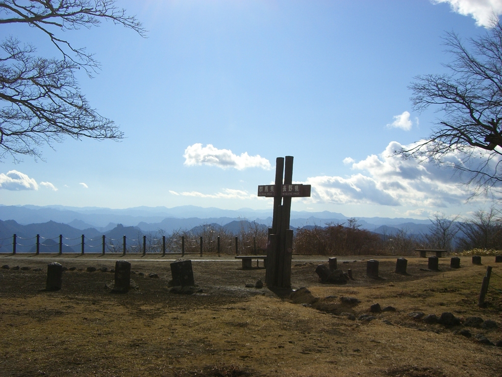 遠く山波
