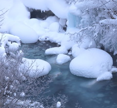 冬の青き渓流
