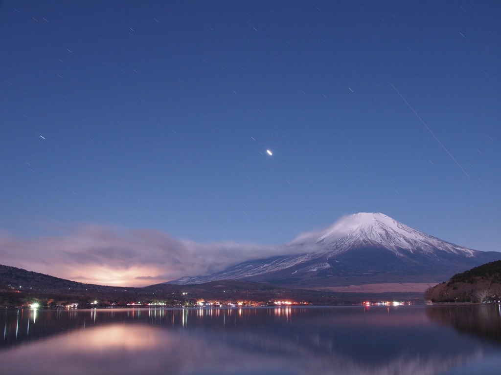 光の映る湖面