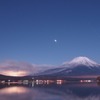 光の映る湖面