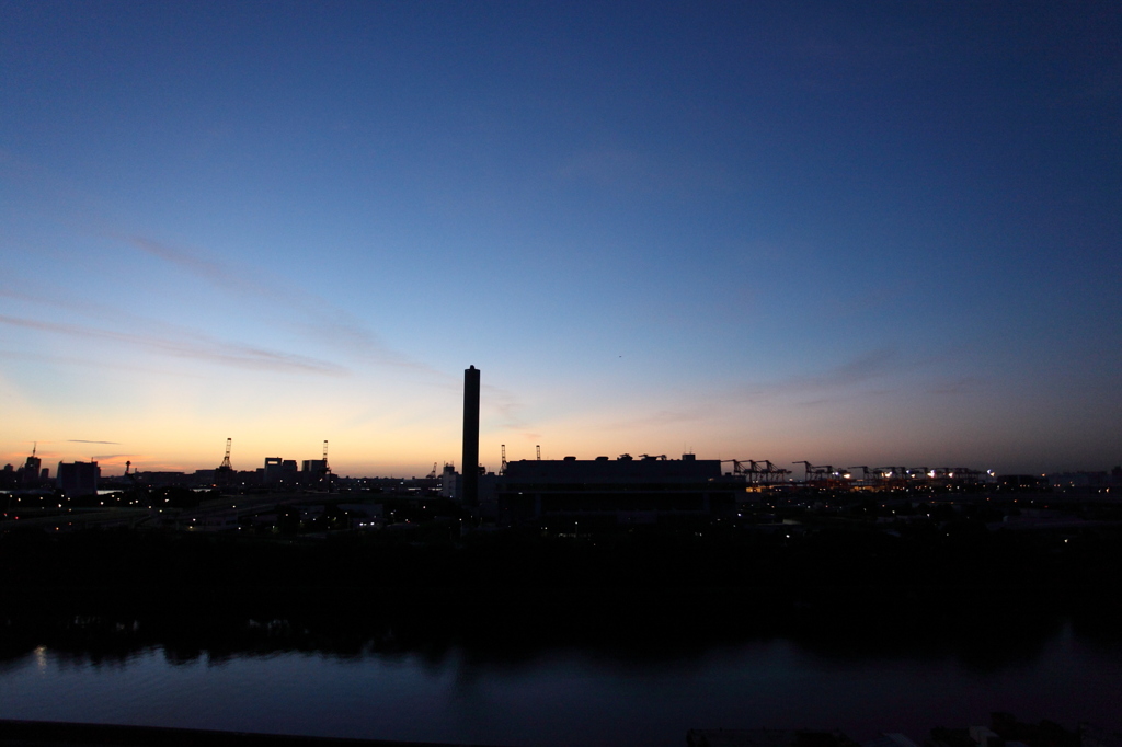 京浜運河の夜明け