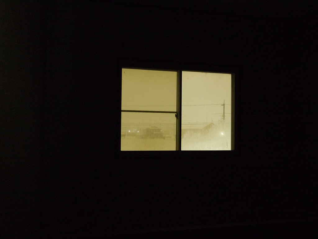 丑の刻、雪の窓