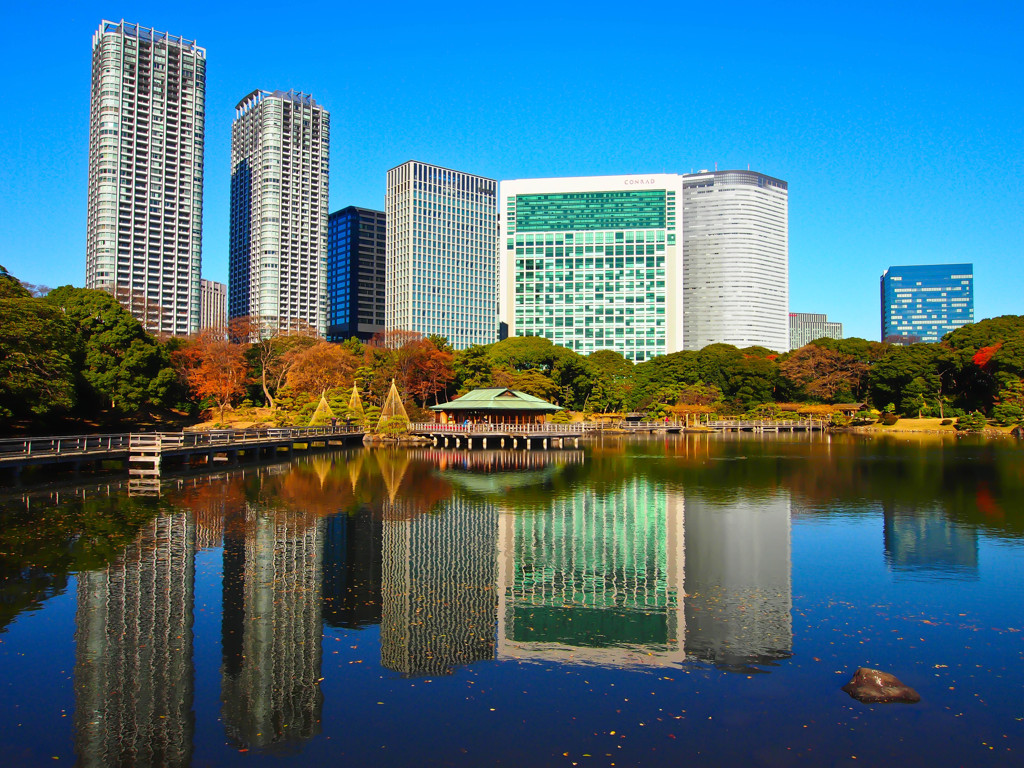 浜離宮恩賜庭園 潮入の池と汐留のビル群