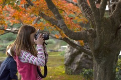 シャッターを切る少女