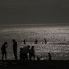 海辺に集う