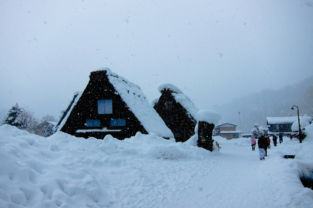 雪の白川郷を歩く