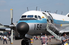 間近に飛行機