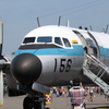 間近に飛行機