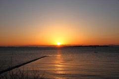 Sun rises on the sea ... 