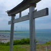 鳥居の中の風車