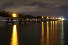 海上に架かる光の橋