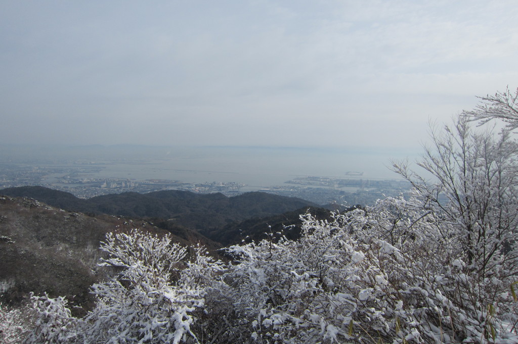 雪化粧の六甲山から見降ろす