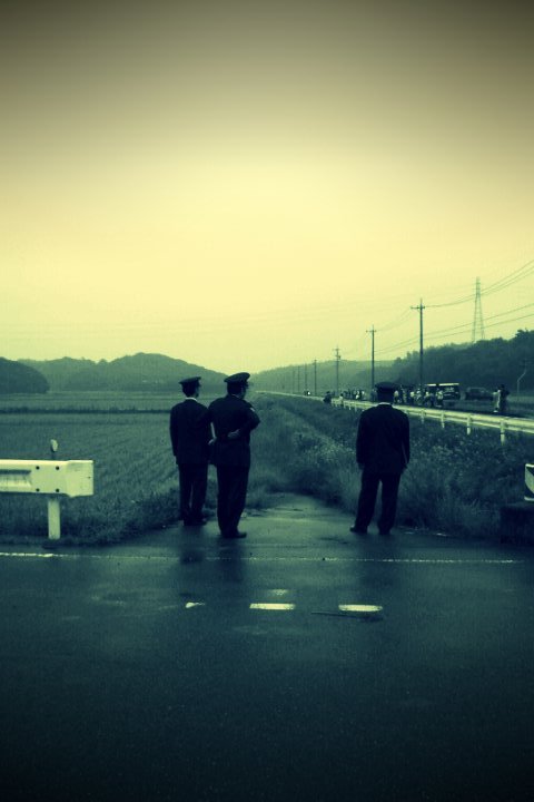 見守る警察官