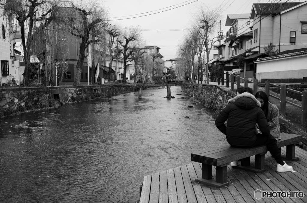 霰降る中寄りそう