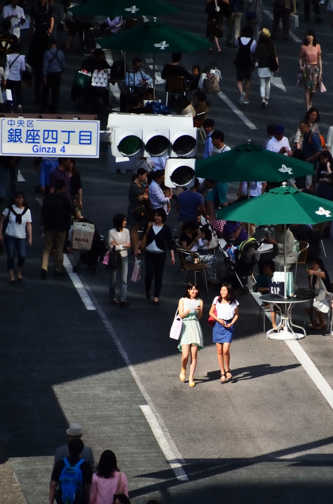 夏服を着た女たち