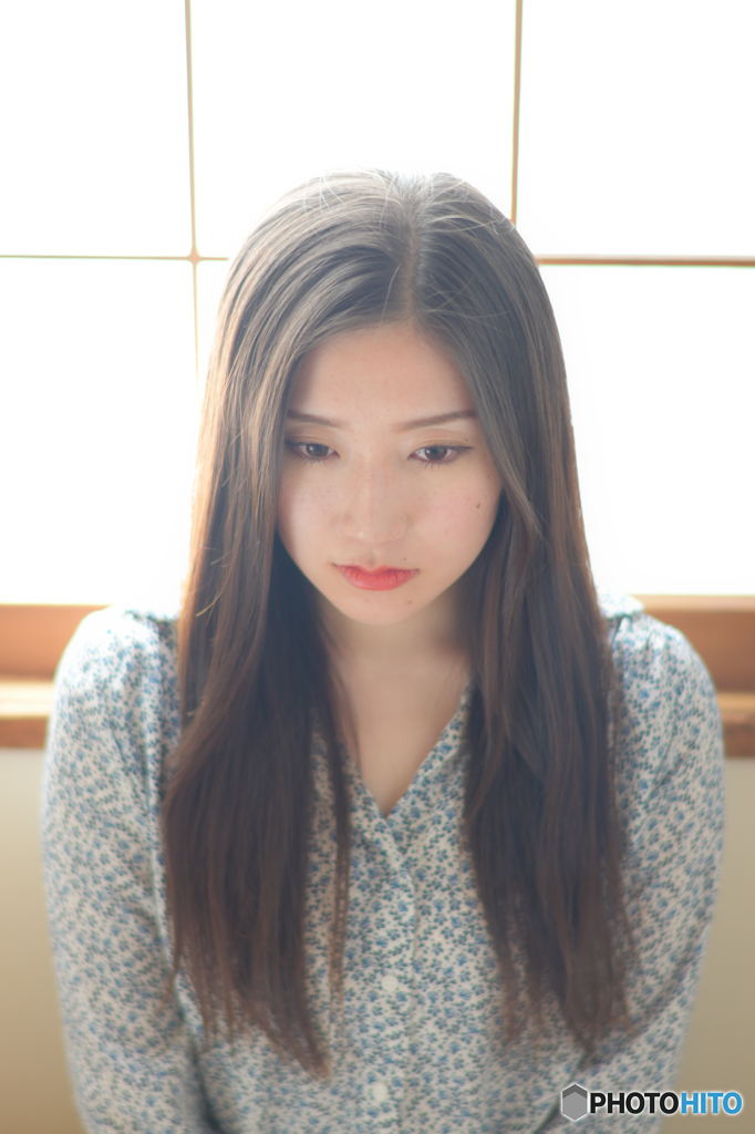 窓辺の光りの中で