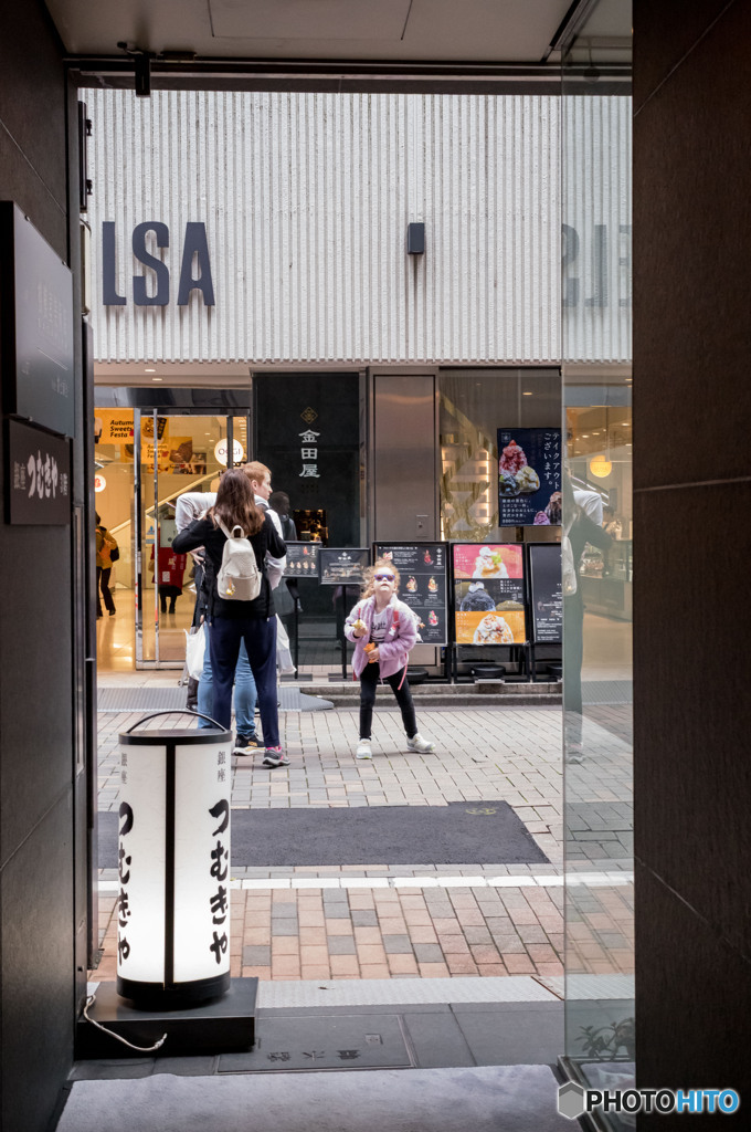 ビルの出口から