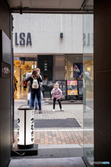 ビルの出口から