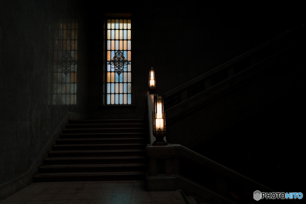 本館エントランスの灯