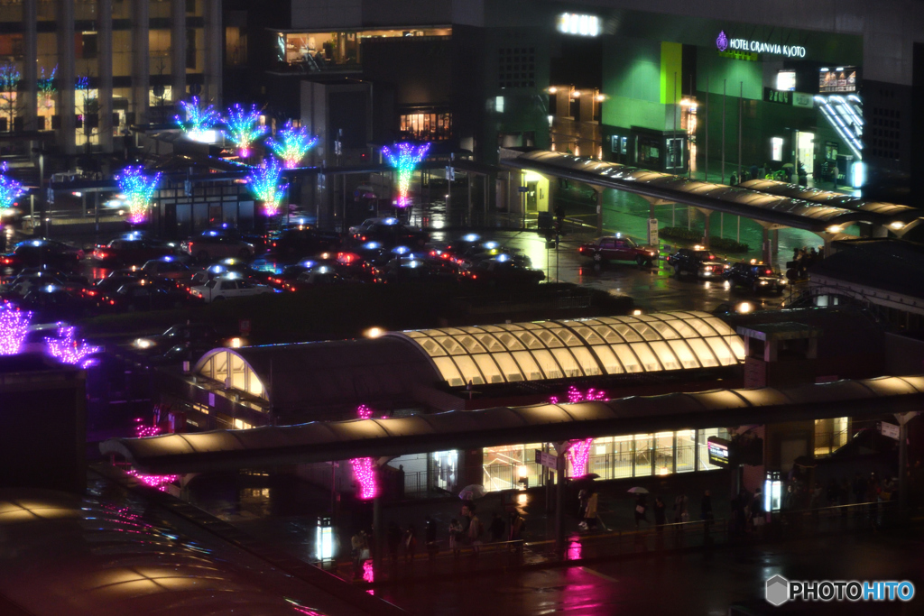 雨の宿窓より