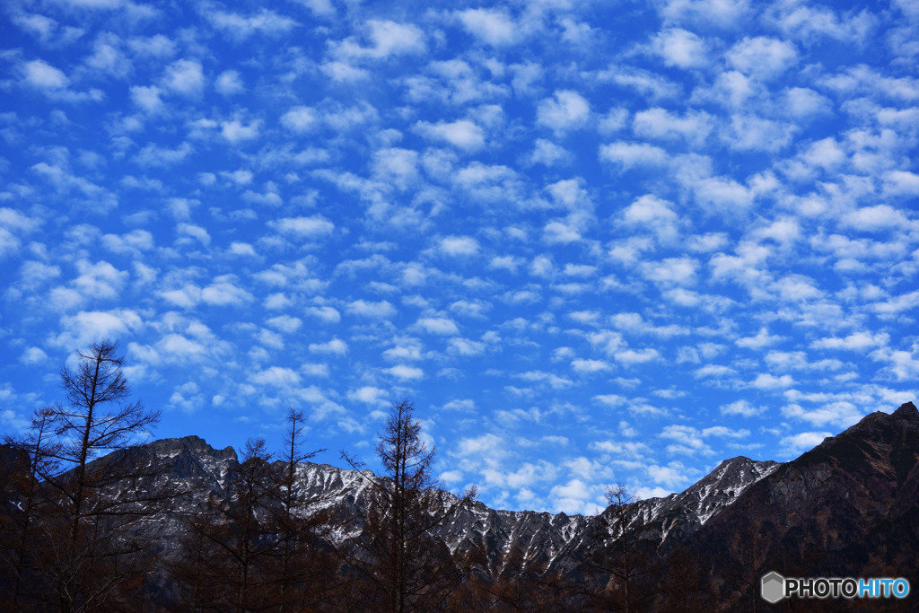 穂高連峰と鱗雲