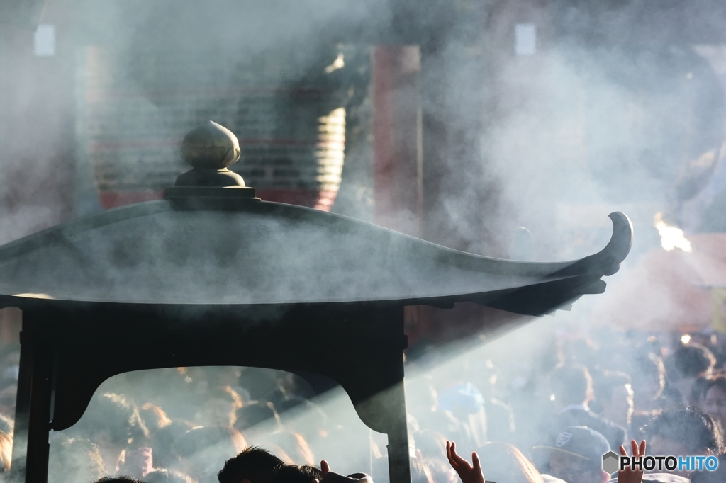 線香に煙る浅草寺