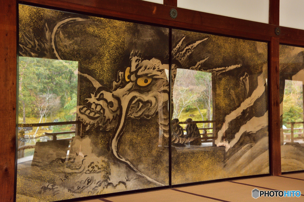 庭園を望む背後には