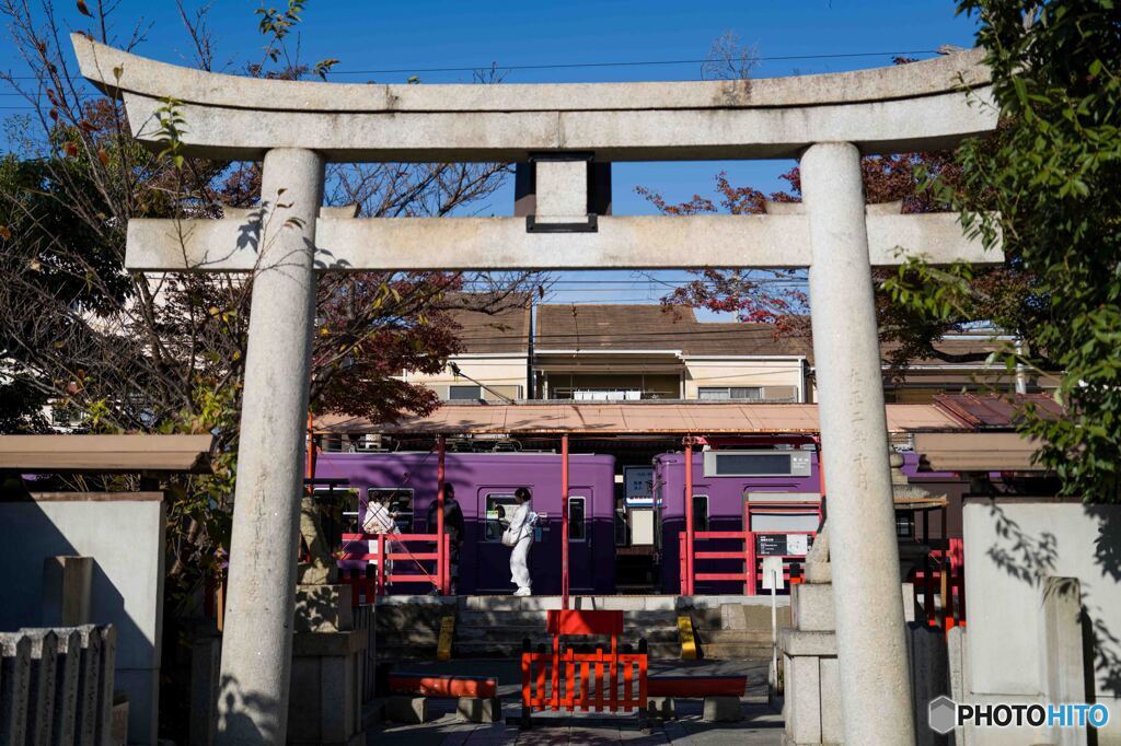 神社から駅を望む