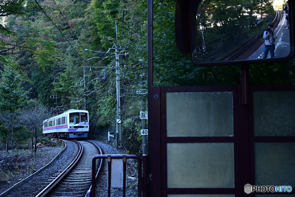 電車を待つ