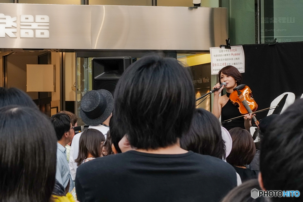 人だかりの楽器店