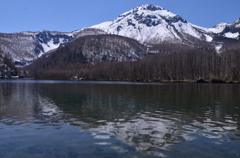 大正池から焼岳を望む