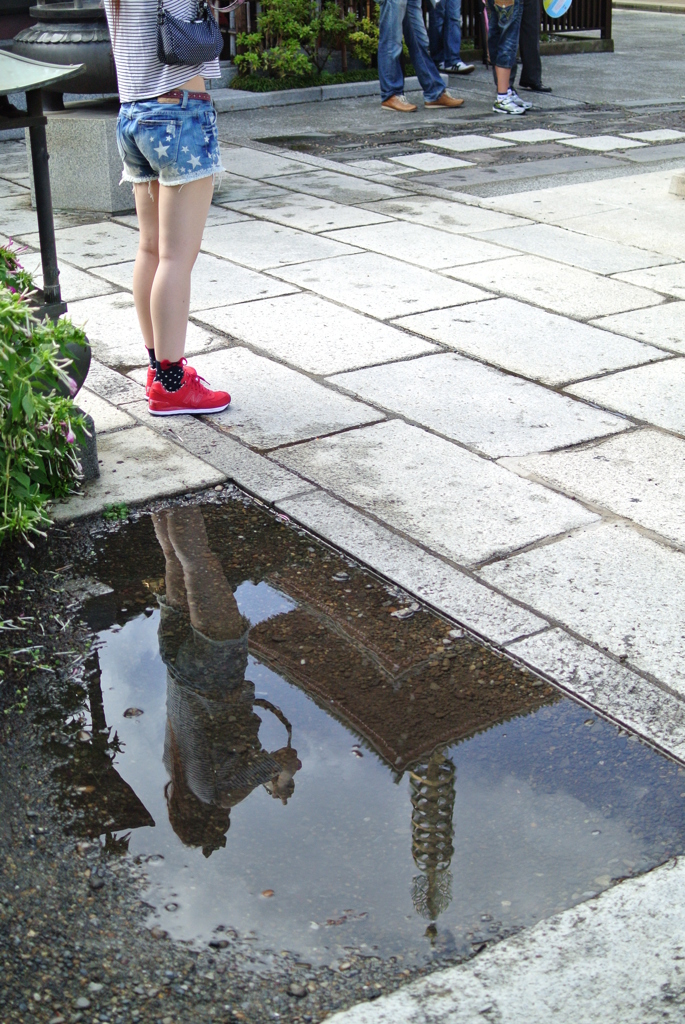水溜りとカメラ女子
