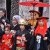 合羽を脱いだ子狐たち