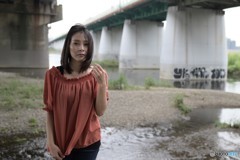 河川敷の女